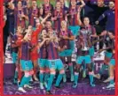  ??  ?? Las jugadoras del Barça, con el trofeo.