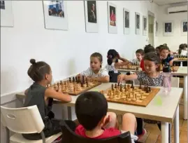  ?? (Photo D. E.) ?? Elèves de la classe CP jouant aux échecs, à la Maison des échecs de la ville.