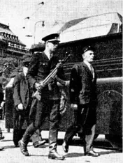  ?? Foto: archiv Radka Galaše, Muzeum PČR ?? Jedenatřic­etiletého policistu Pavla Korábka (nahoře) zavraždili nacisté v květnu 1945. Jeho mrtvolu vypátral kamarád František Dražan (vpravo) až rok po válce. Korábek se přece dočkal pohřbu s poctami (vlevo).