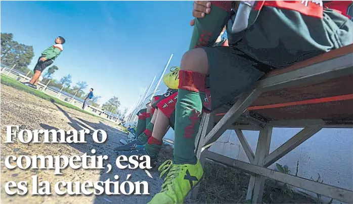  ?? (JOSÉ HERNÁNDEZ) ?? Esperando para participar. Chicos vestidos de jugadores de fútbol aguardando poder ingresar a la cancha para divertirse un rato con sus amigos.