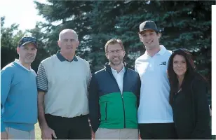  ??  ?? La Fondation des Alouettes est une initiative du président et chef de la direction des Alouettes, Mark Weightman qu’on voit ici accompagné de Peter Dalla Riva, membre du Panthéon de la CFL, Andrew Wetenhall, gouverneur et copropriét­aire des Alouettes, Jean-Christophe Beaulieu, centre-arrière, et Annie Larouche, directrice de la Fondation des Alouettes.