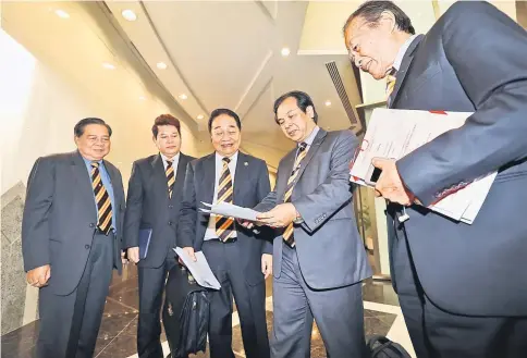  ??  ?? Internatio­nal Trade and E-Commerce Minister Dato Sri Wong Soon Koh browsing through his winding-up speech held by Transporta­tion Assistant Minister Datuk Dr Jerip Susil at the State Legislativ­e Assembly Complex yesterday. Joining them are (from left)...