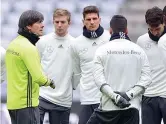  ??  ?? Istruzioni Joachim Loew parla, i giocatori ascoltano (LaPresse)