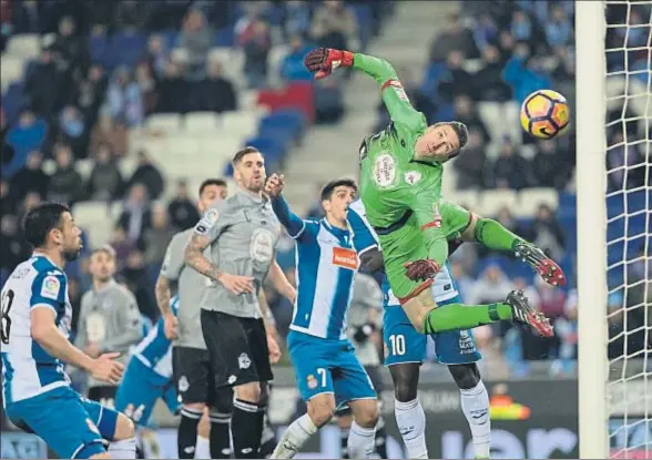  ?? CÉSAR RANGEL ?? Jurado estuvo a punto de dar la victoria al Espanyol, pero su falta acabó en el larguero y Javi Fuego no aprovechó el rechace