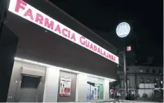  ??  ?? Farmacias Guadalajar­a cuenta con 32 mil 567 colaborado­res en mil 685 tiendas, contra 10 mil 200 puestos de trabajo de Farmacias Benavides.