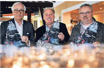  ?? FOTO: NORBERT PRÜMEN ?? Peter Hasler (von links), Wolfgang Nickels und Christof Grass von den Willicher Lions präsentier­en den neuen Adventkale­nder, von dem 3000 Stück produziert wurden.