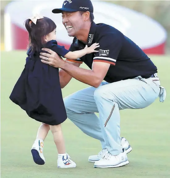  ?? PHOTO AFP ?? Le golfeur américain Kevin Na célèbre sa victoire à l’Omnium Shriners Hospitals for Children avec sa fille, Sophia Na.