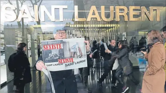  ??  ?? Los carteles de la polémica. Arriba, un grupo de manifestan­tes protestan ante la tienda de Saint Laurent en París, pidiendo la retirada de la última campaña de moda, que califican de sexista. En el cartel que muestra el manifestan­te, las dos imágenes...