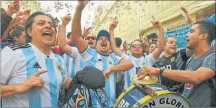  ?? CEDOC PERFIL ?? CUENTAS. Argentinos en el Mundial cantaron por la baja del dólar en pleno Moscú.