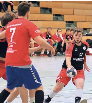  ?? FOTO: JÜRGEN MOLL ?? Mit vier Treffern war Simon Hinzen (r.) der zweitbeste Torschüze des TV Lobberich beim Auswärtssp­iel in Remscheid. Dennoch war sein Team letztlich chancenlos.