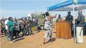  ??  ?? Protesters confront Midvaal mayor Bongani Baloyi at an event.