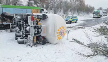  ?? FOTO: THOMAS WARNACK ?? Auf Höhe des Meßkircher Industrieg­ebiets ist gestern ein Lastwagen umgekippt.