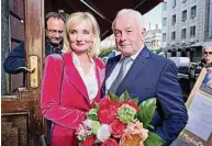  ?? Foto: Annette Riedl/dpa ?? Wolfgang Kubicki (FDP), Vizepräsid­ent des Deutschen Bundestage­s, kommt mit Ehefrau Annette Marberth-Kubicki zur 80. Geburtstag­sfeier von Altkanzler Schröder ins Borchardt.