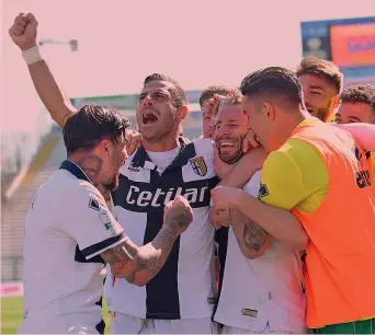  ??  ?? L’esultanza dei giocatori del Parma dopo uno dei due gol segnati da Antonio Di Gaudio GETTY IMAGES