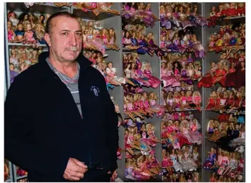  ??  ?? Pour Gérard, collection­ner les poupées Barbie est une passion qui date depuis plus de 5 ans.