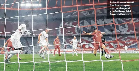 ?? /EFE. ?? Robert Lewandowsk­i (der.) remata para marcar el segundo y definitivo gol del Bayern Múnich.