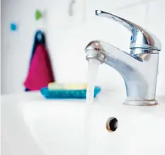  ?? Foto: Franziska Gabbert, tmn ?? Ein dezentrale­s System macht vor allem dann Sinn, wenn das warme Wasser für Zapfstelle­n zur Verfügung stehen soll, die eher selten benutzt werden – etwa im Gästebad.
