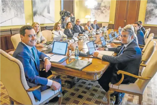  ?? RAÚL CARO / EFE ?? El presidente andaluz, Juanma Moreno, en la celebració­n del primer Consejo de Gobierno, hace dos semanas.