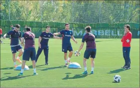  ??  ?? Vicenzo Montella, dirigiendo un entrenamie­nto. El técnico se la juega ante el Levante