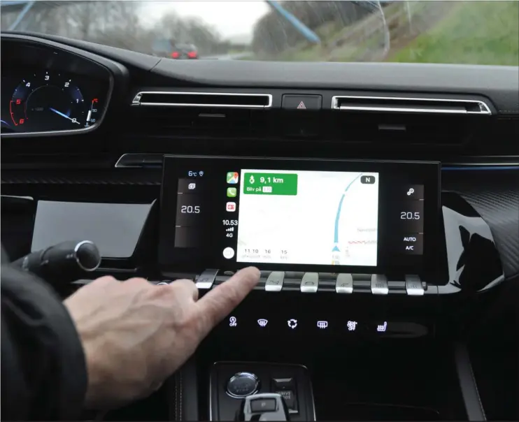  ??  ?? Google Maps er rykket ind i Apple CarPlay-systemet, og navigation­stjenesten er på flere områder bedre end Apples egen app.