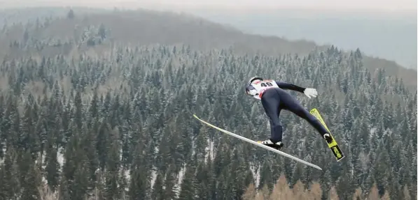  ?? Foto: Jan Woitas, dpa ?? Gute Aussichten für die nordischen Kombiniere­r um Vinzenz Geiger mit Blick auf die bevorstehe­nde Ski‰WM in Oberstdorf. In tief verschneit­en Klingentha­l feierte der Allgäuer einen Doppelsieg.