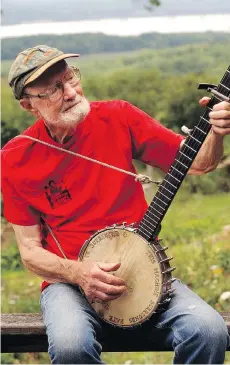  ?? JIM MCKNIGHT/THE ASSOCIATED PRESS ?? A new children’s book about Pete Seeger will be best enjoyed between kids and their parents or teachers.