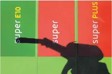  ?? FOTO: DPA ?? Der Schatten einer Zapfpistol­e: Im Südwesten Deutschlan­ds sind Benzin und Diesel bundesweit am teuersten.