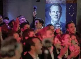  ?? Ansa ?? Entusiasmo moderato Supporter di Macron dopo il primo turno delle Presidenzi­ali