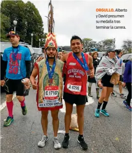  ??  ?? ORGULLO. Alberto y David presumen su medalla tras terminar la carrera.