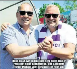  ??  ?? Hand drauf, wir finden einen sehr guten Trainer: Präsident Helge Leonhardt (l.) und Geschäftsf­ührer Michael Voigt schauen sich noch um.