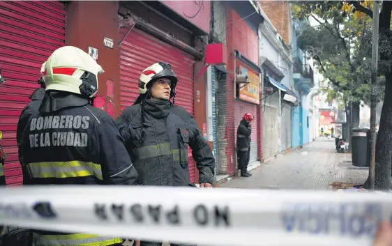  ?? I
Carolina Camps ?? El 25 de abril colapsó un viejo edificio de la avenida Rivadavia, hubo tres muertes.