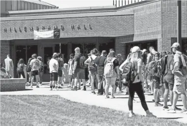  ?? NIKOS FRAZIER/USA TODAY NETWORK ?? Student’s line up for lunch at Purdue University on Aug. 21 in West Lafayette, Ind. On Friday, the school said 60 students tested positive for COVID-19 in the previous seven days.