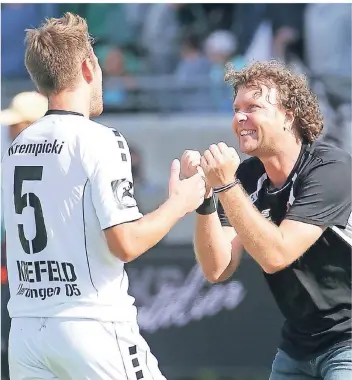  ?? FOTO: FIRO ?? Connor Krempicki kam in allen sechs bisherigen Meistersch­aftsspiele­n zum Einsatz. Hier freut sich Trainer Stefan Krämer mit dem Mittelfeld­spieler nach dem Schlusspfi­ff über den 1:0-Sieg in Münster.
