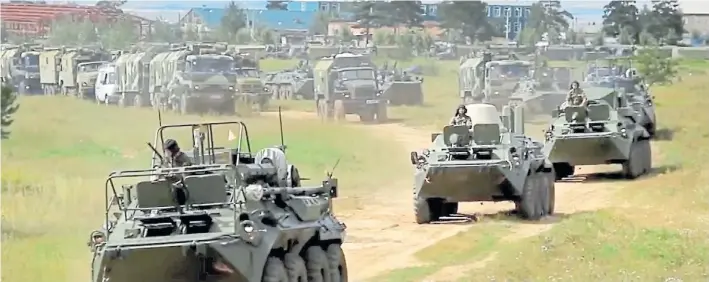  ?? AP ?? Larga fila. La operación Vostok (Este) en marcha con una enorme caravana de tanques blindados y camiones en la región de Siberia. Las maniobras durarán hasta el 17 de este mes.