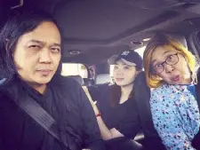  ??  ?? Avee Tan is flanked by Igan and Kathy inside the Ford SUV.