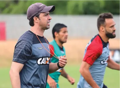  ??  ?? Burse comanda treino dos reservas na Toca do Leão: desempenho do time sub-23 ajudou na efetivação