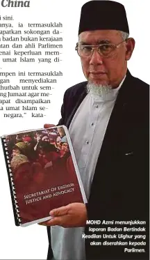  ??  ?? MOHD Azmi menunjukka­n
laporan Badan Bertindak Keadilan Untuk Uighur yang akan diserahkan kepada
Parlimen.