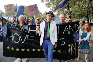  ??  ?? Bob and Roberta Smith protesting