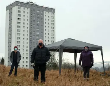  ?? Pictures: Colin Mearns ?? Norman Cunningham, centre, with Living Rent members at the Valley on Collina Street in Maryhill