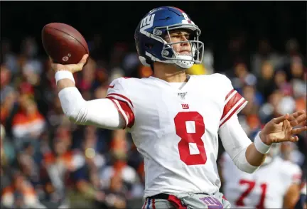  ?? PAUL SANCYA - THE ASSOCIATED PRESS ?? New York Giants quarterbac­k Daniel Jones (8) throws against the Chicago Bears during the first half of a game in Chicago, Sunday, Nov. 24, 2019.