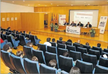  ??  ?? PONENCIA. Alfredo Relaño, director de AS, junto a Jaime Lissavetzk­y, Tomás Roncero y José María Álvarez.