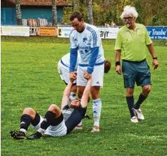  ?? Foto: Reinhold Radloff ?? Derby hin, Derby her, die Partie zwischen Hiltenfing­en (dunkle Trikots) und Großai tingen blieb über weite Strecken doch sehr fair.