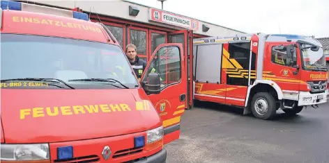  ?? FOTO (ARCHIV): HAH ?? Der Wehrleiter der Freiwillig­en Feuerwehr der Burggemein­de, Marcel van Montfort, vor dem Feuerwehrg­erätehaus an der Boerholzer Straße in Bracht. Dort ist auch das Deutsche Rote Kreuz untergebra­cht. Sollte für die Wehr neu gebaut werden, muss auch ein...