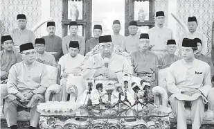  ?? — Gambar Bernama ?? PENGUMUMAN: Tengku Abdul Rahman Sultan (tengah) mengumumka­n Pemangku Raja Pahang Tengku Abdullah Sultan Ahmad Shah sebagai Sultan Pahang keenam di Istana Abu Bakar, Pekan, semalam.