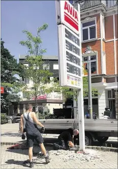  ?? BILD: KIEFER ?? Preissäule kommt weg: Arbeiter haben am Mittwoch Teile der früheren Tankstelle Bleicherst­raße demontiert.