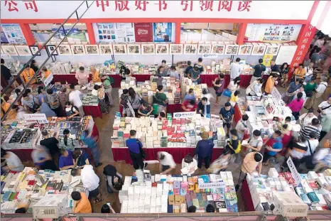  ?? GAO ERQIANG / CHINA DAILY ?? More than 40 brick-and-mortar bookstores took part in the Shanghai Book Fair this year.