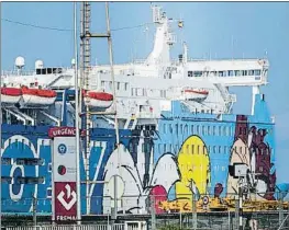  ?? LLIBERT TEIXIDÓ / ARCHIVO ?? Exterior del barco decorado con dibujos de la Warner