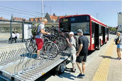  ?? FOT. MICHAŁ HORBULEWIC­Z ?? W Gdańsku na jednej z linii jeździ autobus z przyczepką do przewozu rowerów