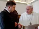  ?? FOTO: ALESSANDRA TARANTINO/AP/TT FOTO: GREGORIO BORGIA/AP/TT ?? ■
Ukrainas president Volodymyr Zelenskyj och påve Franciskus när de senast möttes i februari 2020.