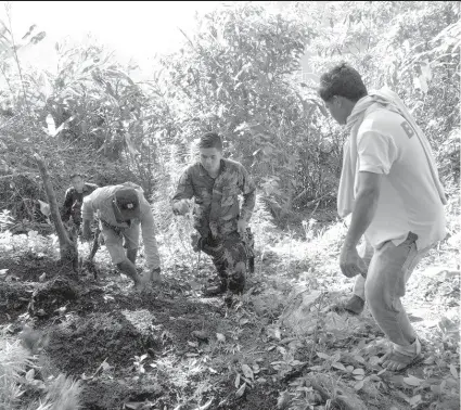  ?? / TAMPO NGA HULAGWAY ?? ■ puliS, BaraNGaY taNOD: Usa ka pulis ug mga barangay tanod kabahin sa team nga nironda sa plantasyon sa marijuana sa bukirang barangay sa dakbayan sa Sugbo. Ang hulagway gikan ni PSupt. Timmor Alam, hepe sa City Mobile Force Company sa Ceby City...